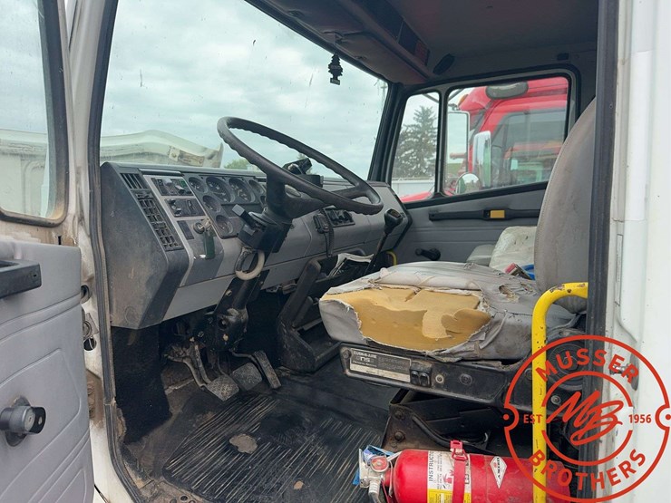1998-freightliner-fl70-image-37