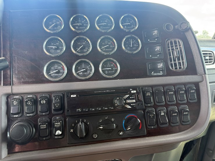 2013-peterbilt-389-image-12