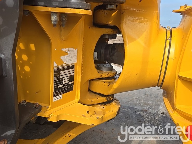 2023-volvo-a25g-image-17
