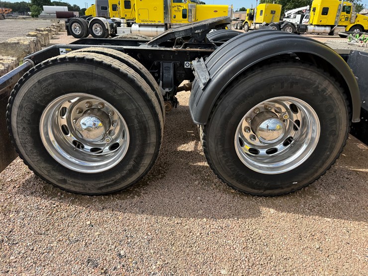 2018-peterbilt-567-image-16