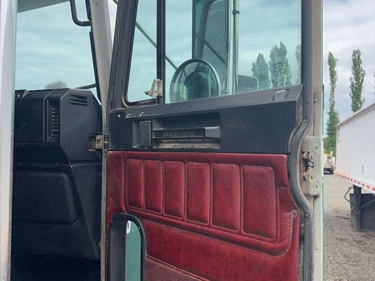1997-freightliner-fld120-image-32