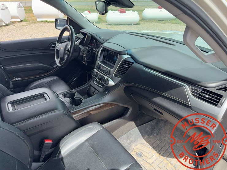 2015-chevrolet-suburban-1500-image-34