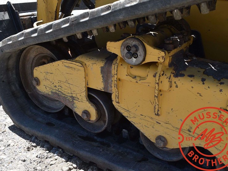 2016-caterpillar-d2-image-32