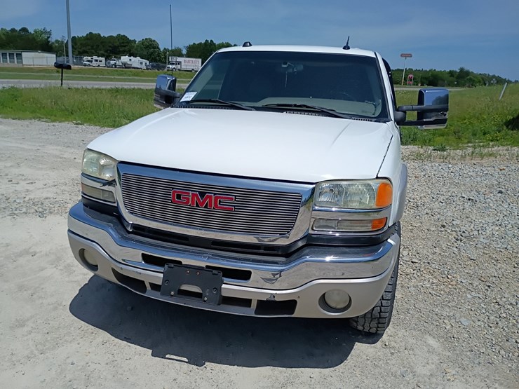 2005-gmc-sierra-2500-image-16