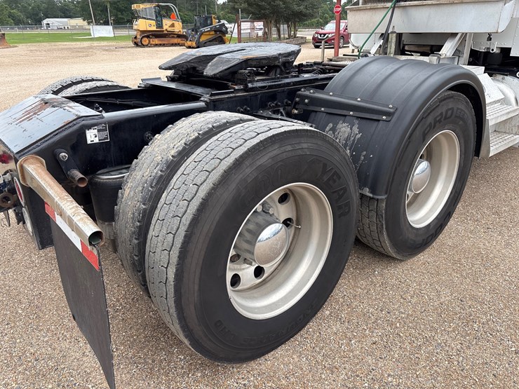 2020-peterbilt-567-image-6