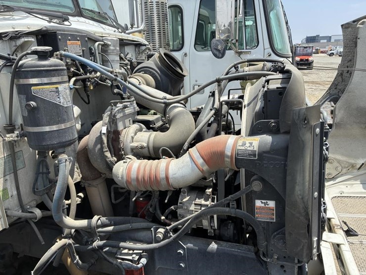 2010-peterbilt-335-image-7