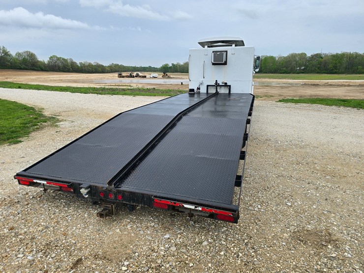2001-freightliner-fl60-image-13