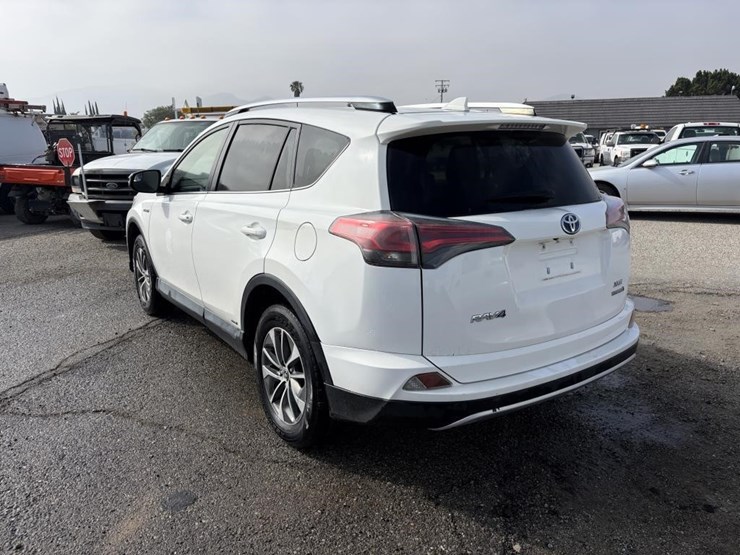 2016-toyota-rav4-image-4