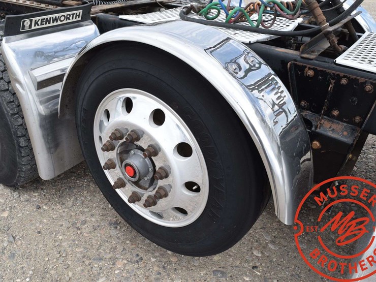 2016-kenworth-t880-image-35