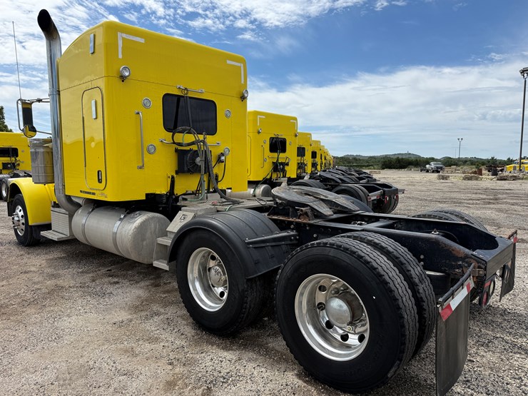2015-peterbilt-389-image-7