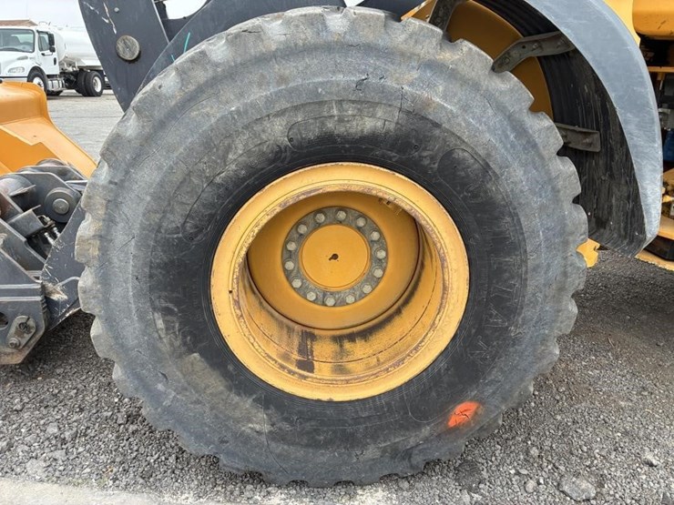 2020-deere-624l-image-11