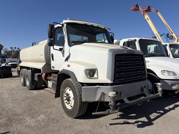 2012-freightliner-114sd-image-2