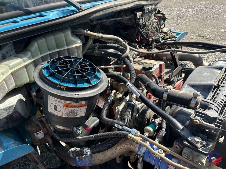 2010-freightliner-m2-106-image-93