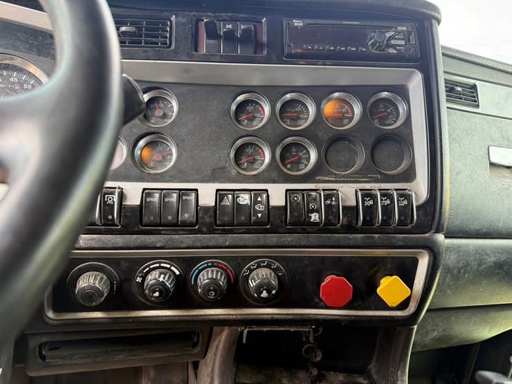 2016-kenworth-t800-image-12