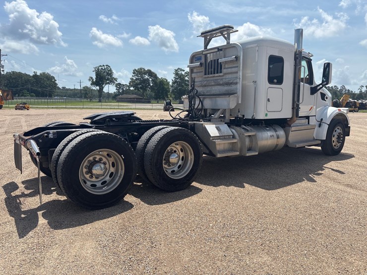 2020-peterbilt-567-image-3