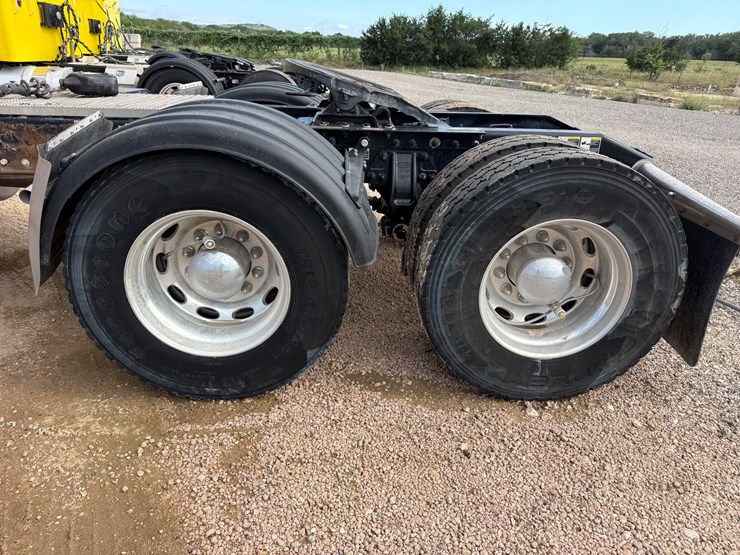 2018-peterbilt-567-image-14