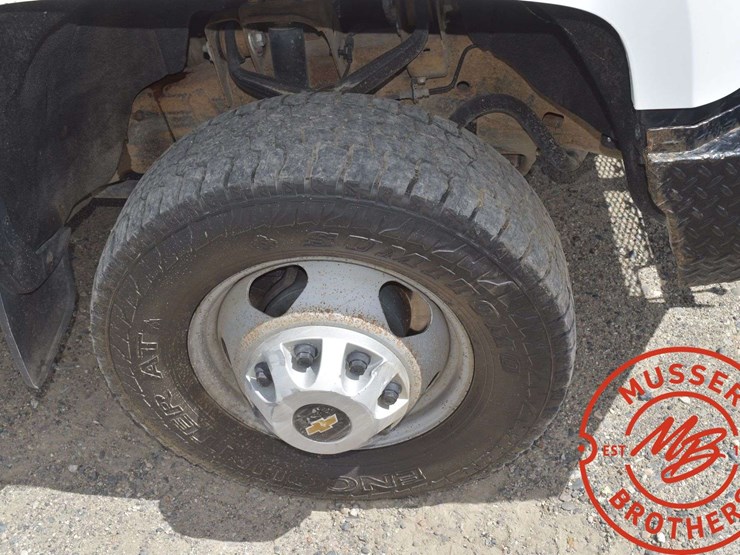 2015-chevrolet-3500-image-16