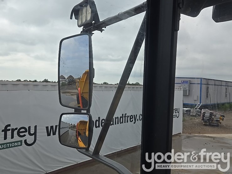 2023-volvo-a25g-image-45