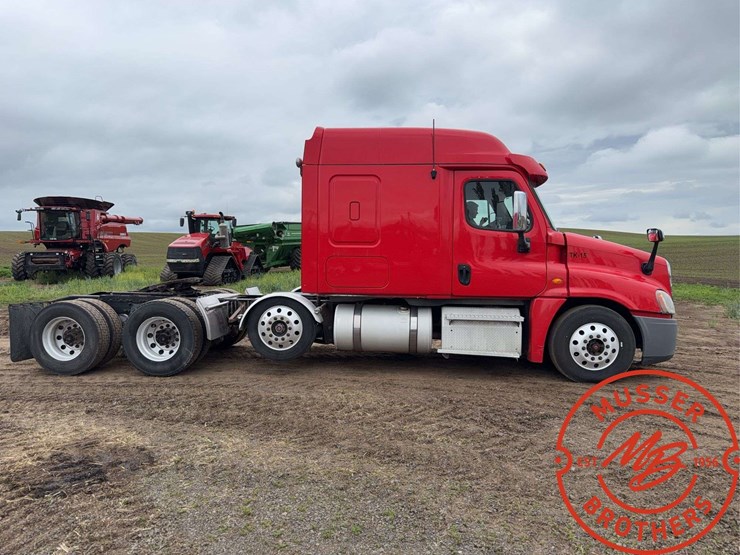 2013-freightliner-cascadia-125-image-2