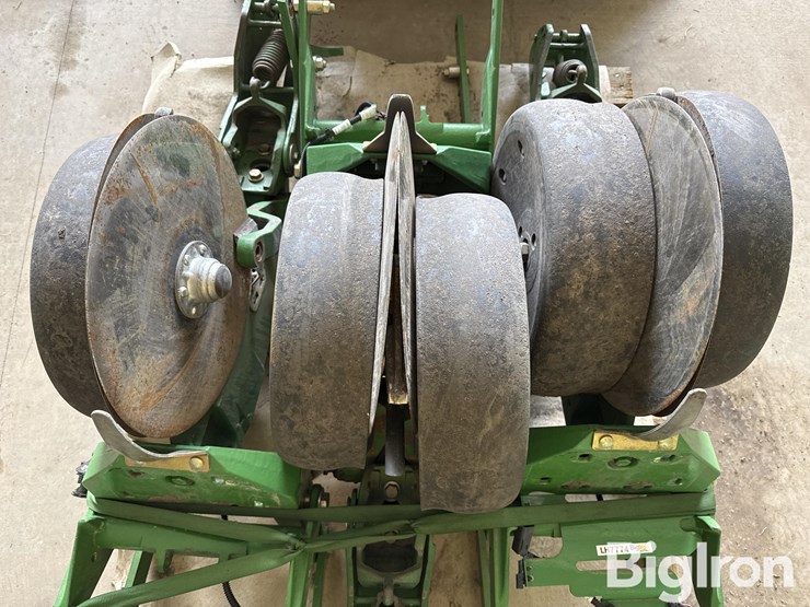 john-deere-planter-units-w/roller-wheels-image-15