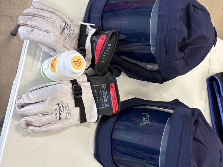 #4026-•-two-del-electrical-safety-kits-in-bags-image-4