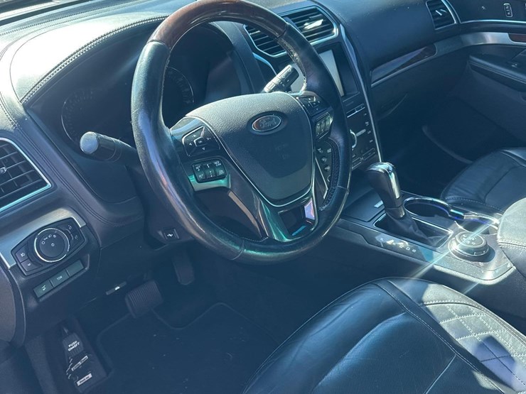 2016-ford-explorer-platinum-image-15