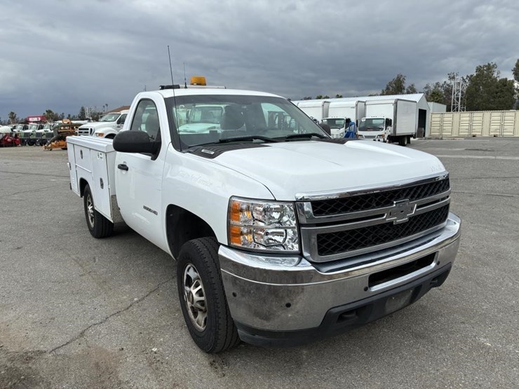 2011-chevrolet-2500hd-image-2