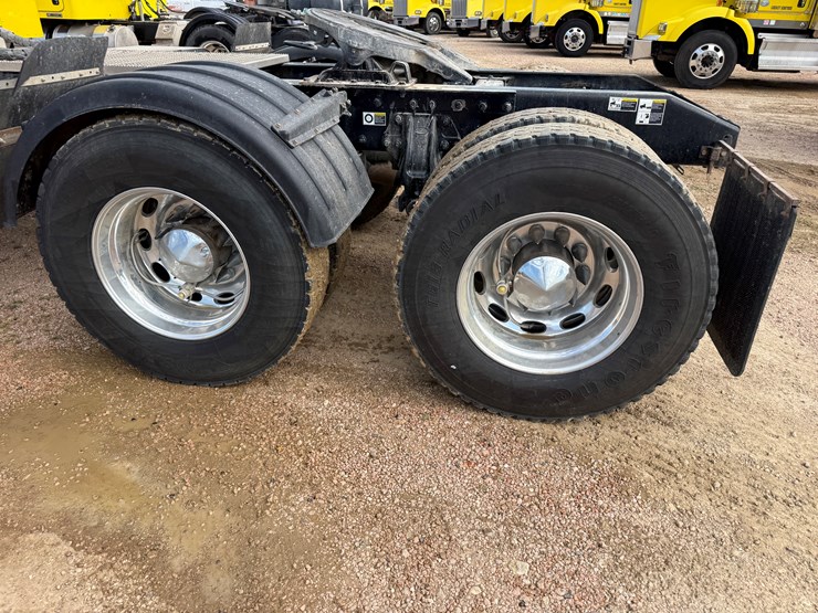 2018-peterbilt-567-image-17