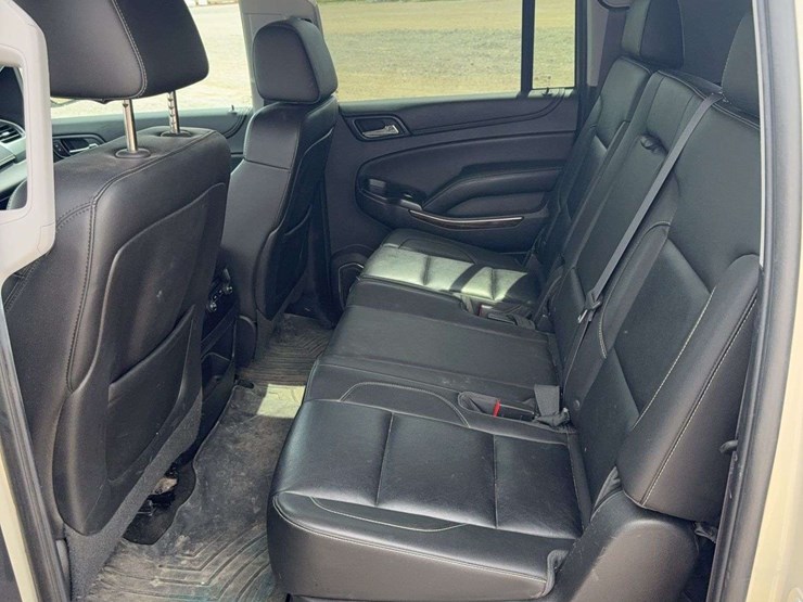 2015-chevrolet-suburban-1500-image-25