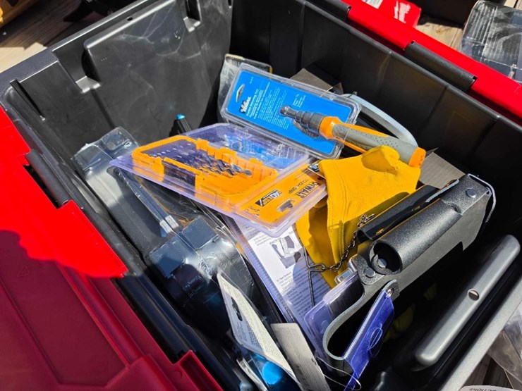2204---box-of-miscellaneous-tools-image-3
