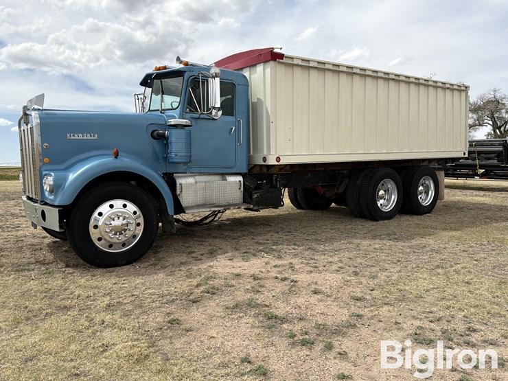 1969-kenworth-w923-image-1