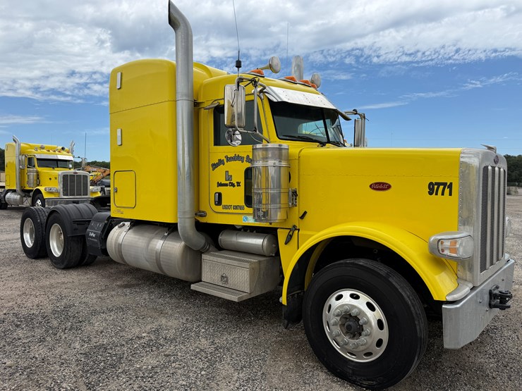 2015-peterbilt-389-image-3