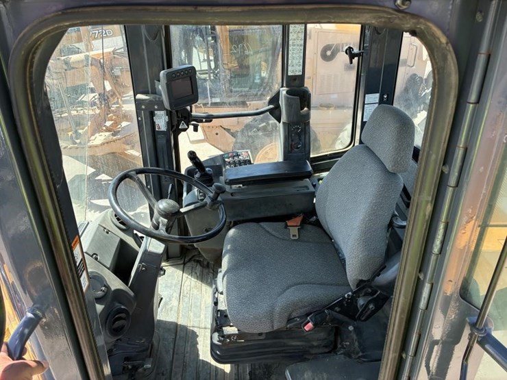 2018-deere-644k-image-19