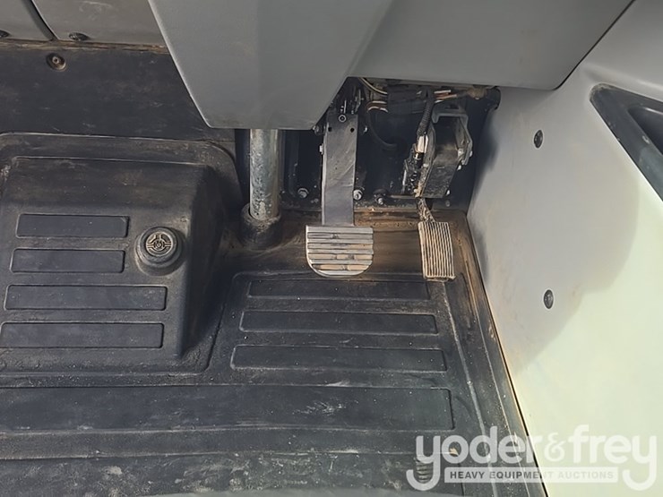 2023-deere-260e-image-53