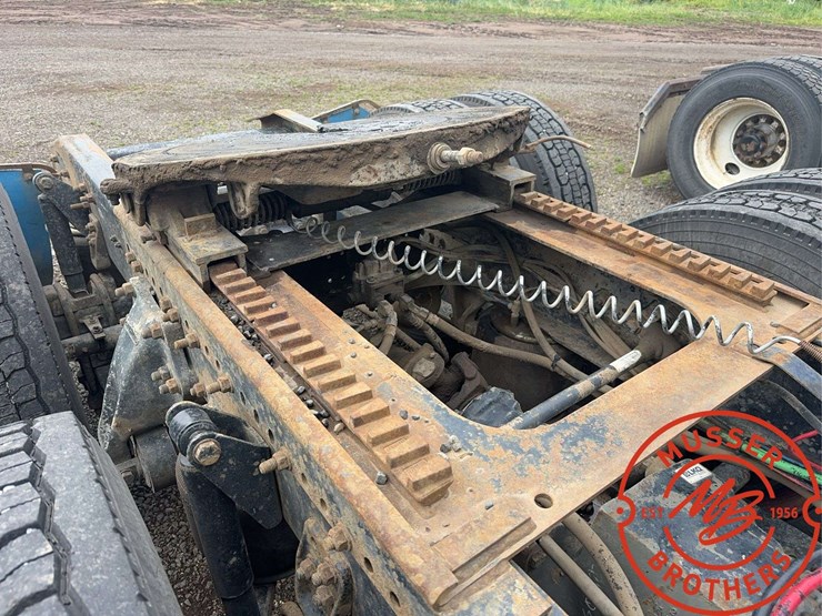 1997-freightliner-fld120-image-37