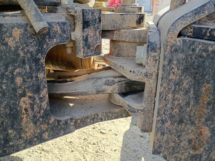 2017-ditch-witch-r300-image-29