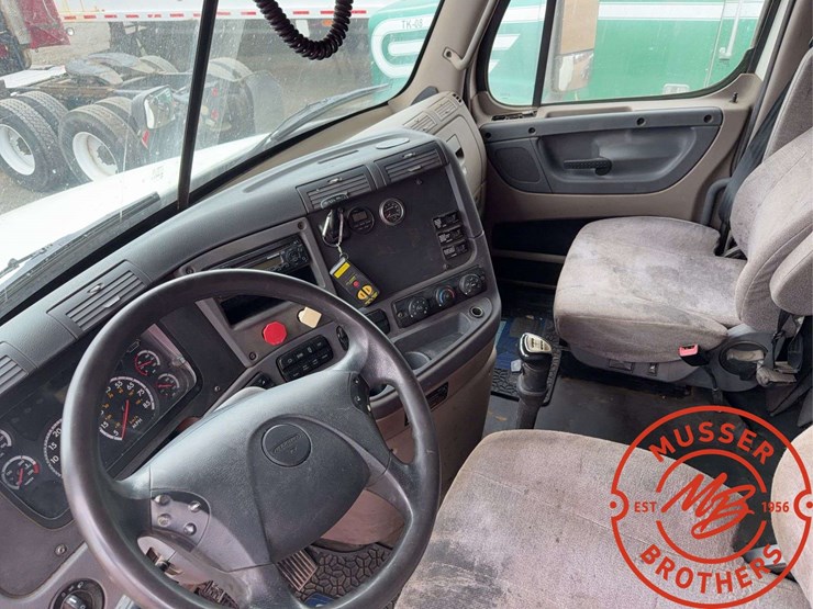 2012-freightliner-cascadia-125-image-21