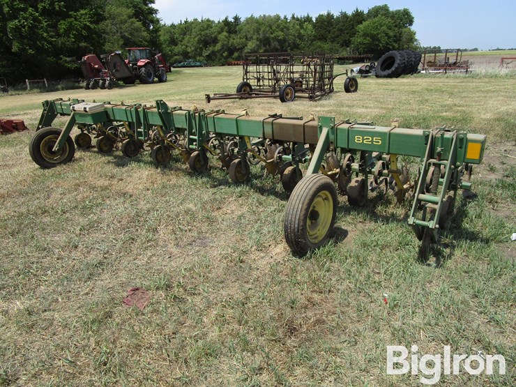 john-deere-825-image-1