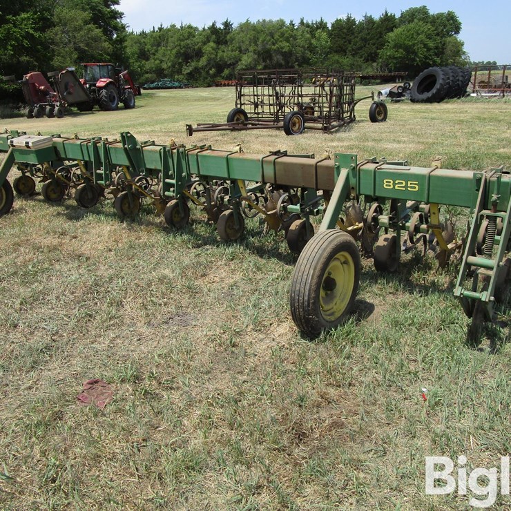 JOHN DEERE 825