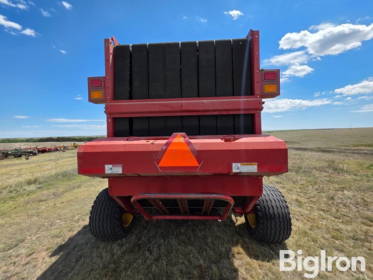 new-holland-br780-image-6