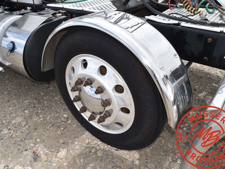 2016-kenworth-t880-image-30
