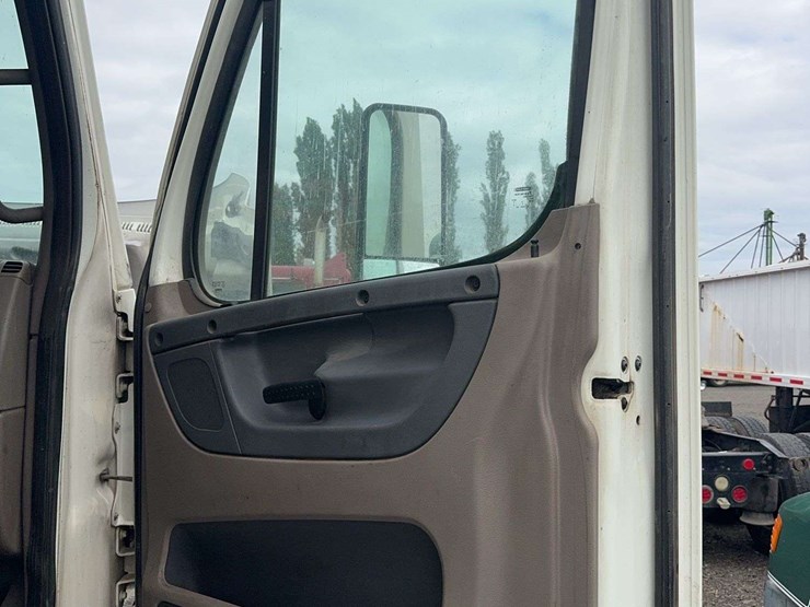 2012-freightliner-cascadia-125-image-32