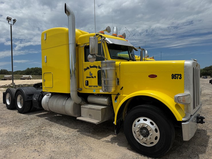 2014-peterbilt-389-image-3