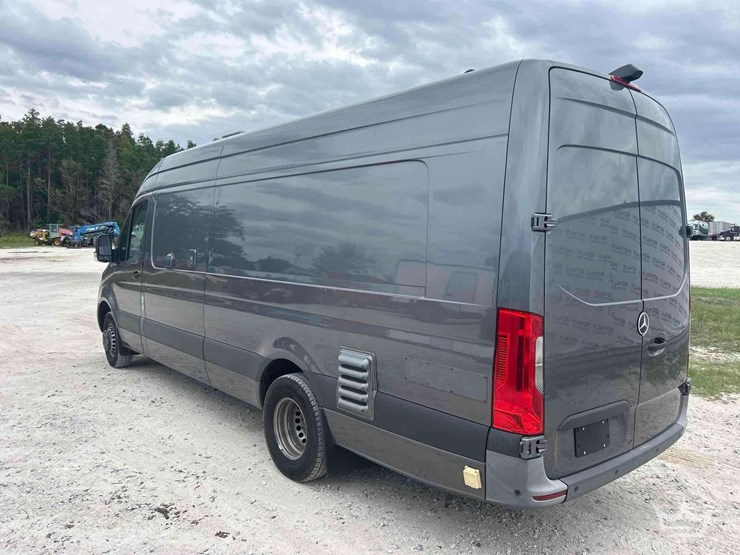 2021-mercedes-benz-sprinter-4500-image-4