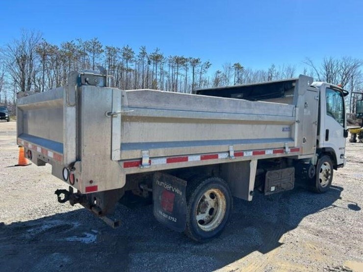 2015-isuzu-nrr-image-4