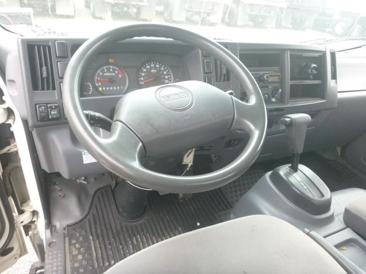 2013-isuzu-npr-image-21