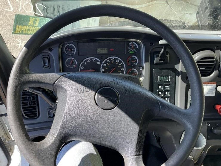 2012-freightliner-m2-106-image-28