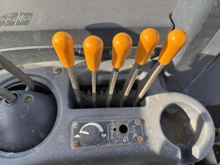 2010-deere-210lj-image-39