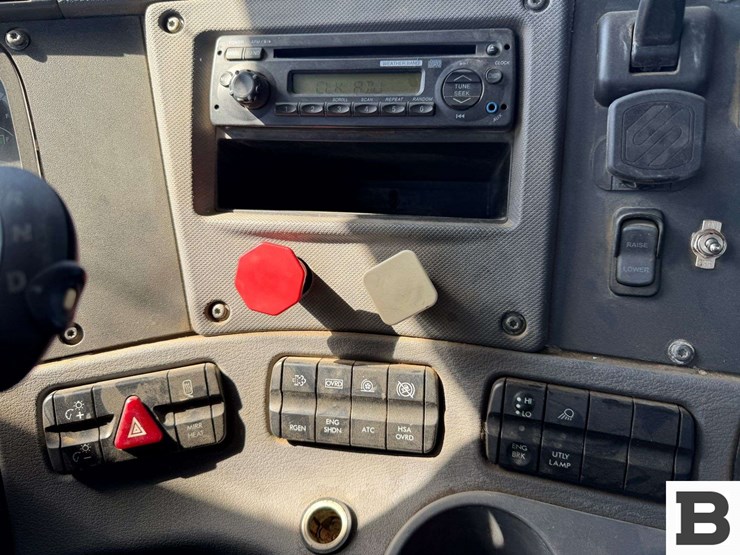 2014-freightliner-cascadia-125-image-52
