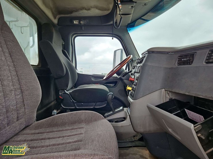 2015-peterbilt-567-image-27